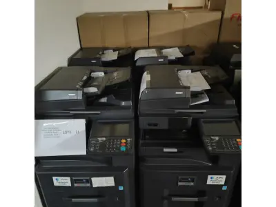 LOTE 021 - 04 MULTIFUNCIONAL MONO LASER_KYOCERA TASKALFA 3010I + GRAMPEADOR 50 FLS + GABINETE COM RODAS (NO ESTADO)