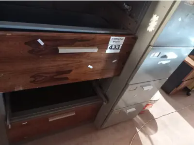LOTE 433 - 01 ARMÁRIO DE AÇO COM 02 GAVETAS E 01 ARQUIVO DE AÇO COM 04 GAVETAS.  (NO ESTADO) ATENÇÃO! FAZER A VISITAÇÃO ANTES DE ARREMATAR, NÃO SABEMOS SE FUNCIONA. LEILÃO NÃO TEM GARANTIA E NEM DEVOLUÇÃO, SUJEITO A POSSÍVEIS AVARIAS VISÍVEIS/OCULTAS E/OU AUSÊNCIA DE COMPONENTES.