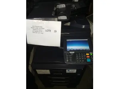 LOTE 019 - 02 MULTIFUNCIONAL MONO LASER_KYOCERA TASKALFA 3010I + GRAMPEADOR 50 FLS + GABINETE COM RODAS (NO ESTADO)