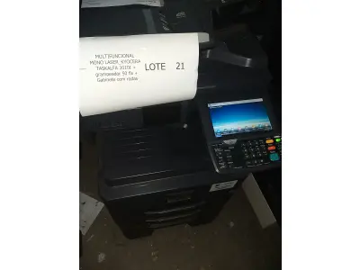 LOTE 021 - 04 MULTIFUNCIONAL MONO LASER_KYOCERA TASKALFA 3010I + GRAMPEADOR 50 FLS + GABINETE COM RODAS (NO ESTADO)