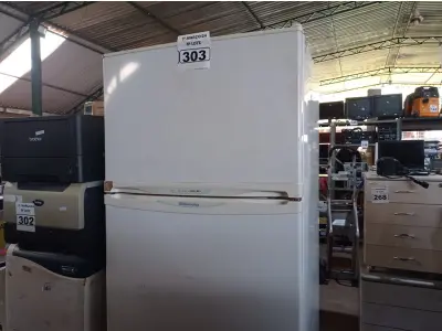 LOTE 303 - 01 GELADEIRA MARCA ELECTROLUX 220V. (NO ESTADO) ATENÇÃO! FAZER A VISITAÇÃO ANTES DE ARREMATAR, NÃO SABEMOS SE FUNCIONA. LEILÃO NÃO TEM GARANTIA E NEM DEVOLUÇÃO, SUJEITO A POSSÍVEIS AVARIAS VISÍVEIS/OCULTAS E/OU AUSÊNCIA DE COMPONENTES.