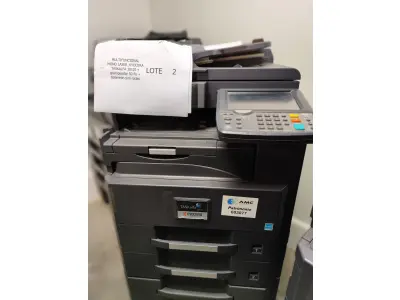 LOTE 002 - 02 MULTIFUNCIONAL MONO LASER_KYOCERA TASKALFA 3010I + GRAMPEADOR 50 FLS + GABINETE COM RODAS (NO ESTADO)