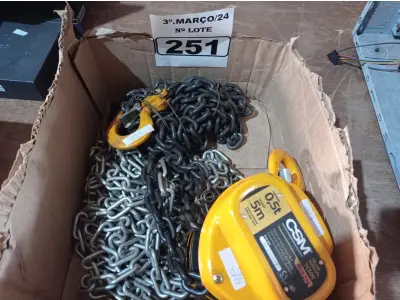 LOTE 251 - 01 TALHA MANUAL DE CORRENTE 1T 5M DE ELEVAÇÃO CSM. (NO ESTADO) ATENÇÃO! FAZER A VISITAÇÃO ANTES DE ARREMATAR, NÃO SABEMOS SE FUNCIONA. LEILÃO NÃO TEM GARANTIA E NEM DEVOLUÇÃO, SUJEITO A POSSÍVEIS AVARIAS VISÍVEIS/OCULTAS E/OU AUSÊNCIA DE COMPONENTES.