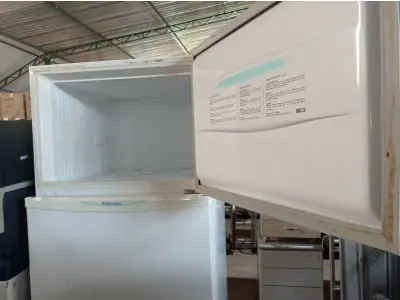 LOTE 303 - 01 GELADEIRA MARCA ELECTROLUX 220V. (NO ESTADO) ATENÇÃO! FAZER A VISITAÇÃO ANTES DE ARREMATAR, NÃO SABEMOS SE FUNCIONA. LEILÃO NÃO TEM GARANTIA E NEM DEVOLUÇÃO, SUJEITO A POSSÍVEIS AVARIAS VISÍVEIS/OCULTAS E/OU AUSÊNCIA DE COMPONENTES.