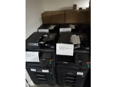 LOTE 021 - 04 MULTIFUNCIONAL MONO LASER_KYOCERA TASKALFA 3010I + GRAMPEADOR 50 FLS + GABINETE COM RODAS (NO ESTADO)