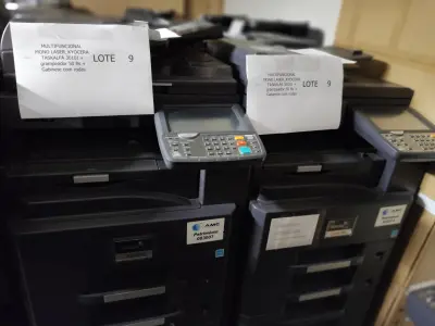 LOTE 009 - 02 MULTIFUNCIONAL MONO LASER_KYOCERA TASKALFA 3010I + GRAMPEADOR 50 FLS + GABINETE COM RODAS (NO ESTADO)