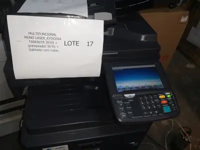 LOTE 017 - 03 MULTIFUNCIONAL MONO LASER_KYOCERA TASKALFA 3010I + GRAMPEADOR 50 FLS + GABINETE COM RODAS (NO ESTADO)