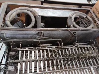 LOTE 306 - 01 MOTOR PARA MÁQUINA DE GELO. (NO ESTADO) ATENÇÃO! FAZER A VISITAÇÃO ANTES DE ARREMATAR, NÃO SABEMOS SE FUNCIONA. LEILÃO NÃO TEM GARANTIA E NEM DEVOLUÇÃO, SUJEITO A POSSÍVEIS AVARIAS VISÍVEIS/OCULTAS E/OU AUSÊNCIA DE COMPONENTES.