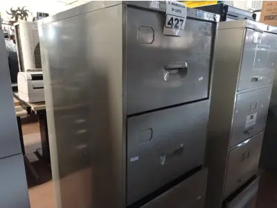 LOTE 427 - 01 ARQUIVO DE AÇO COM 04 GAVETAS. (NO ESTADO) ATENÇÃO! FAZER A VISITAÇÃO ANTES DE ARREMATAR, NÃO SABEMOS SE FUNCIONA. LEILÃO NÃO TEM GARANTIA E NEM DEVOLUÇÃO, SUJEITO A POSSÍVEIS AVARIAS VISÍVEIS/OCULTAS E/OU AUSÊNCIA DE COMPONENTES.