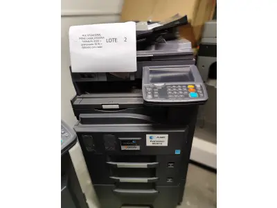 LOTE 002 - 02 MULTIFUNCIONAL MONO LASER_KYOCERA TASKALFA 3010I + GRAMPEADOR 50 FLS + GABINETE COM RODAS (NO ESTADO)
