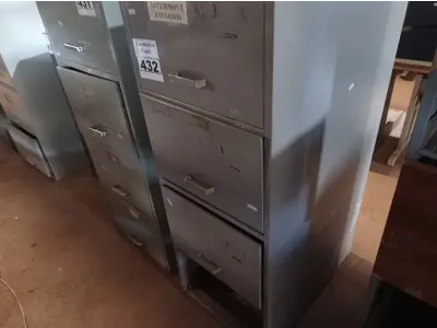 LOTE 432 - 01 ARQUIVO DE AÇO COM 03 GAVETAS. (NO ESTADO) ATENÇÃO! FAZER A VISITAÇÃO ANTES DE ARREMATAR, NÃO SABEMOS SE FUNCIONA. LEILÃO NÃO TEM GARANTIA E NEM DEVOLUÇÃO, SUJEITO A POSSÍVEIS AVARIAS VISÍVEIS/OCULTAS E/OU AUSÊNCIA DE COMPONENTES.