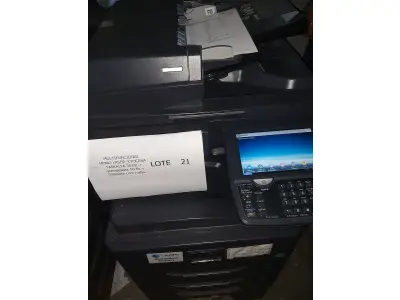 LOTE 021 - 04 MULTIFUNCIONAL MONO LASER_KYOCERA TASKALFA 3010I + GRAMPEADOR 50 FLS + GABINETE COM RODAS (NO ESTADO)