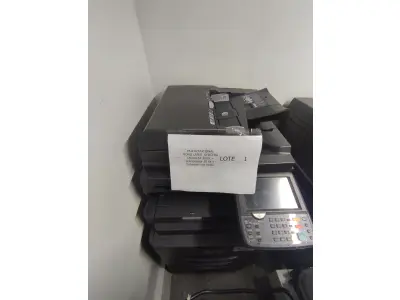 LOTE 001 - 01 MULTIFUNCIONAL MONO LASER KYOCERA TASKALFA 3010I + GRAMPEADOR 50 FLS + GABINETE COM RODAS (NO ESTADO)