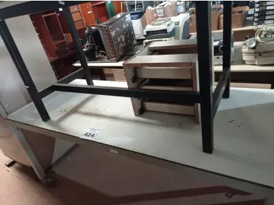 LOTE 424 - 03 MESAS E 02 URNAS EM MADEIRA. (NO ESTADO) ATENÇÃO! FAZER A VISITAÇÃO ANTES DE ARREMATAR, NÃO SABEMOS SE FUNCIONA. LEILÃO NÃO TEM GARANTIA E NEM DEVOLUÇÃO, SUJEITO A POSSÍVEIS AVARIAS VISÍVEIS/OCULTAS E/OU AUSÊNCIA DE COMPONENTES.