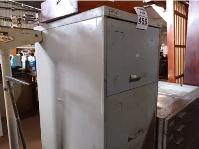 LOTE 456 - 01 ARMÁRIO DE AÇO COM 04 GAVETAS E VÁRIOS CABOS, TECLADOS E PERIFÉRICOS DIVERSOS. (NO ESTADO) ATENÇÃO! FAZER A VISITAÇÃO ANTES DE ARREMATAR, NÃO SABEMOS SE FUNCIONA. LEILÃO NÃO TEM GARANTIA E NEM DEVOLUÇÃO, SUJEITO A POSSÍVEIS AVARIAS VISÍVEIS/OCULTAS E/OU AUSÊNCIA DE COMPONENTES.