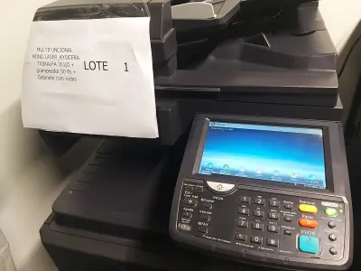 LOTE 001 - 01 MULTIFUNCIONAL MONO LASER KYOCERA TASKALFA 3010I + GRAMPEADOR 50 FLS + GABINETE COM RODAS (NO ESTADO)