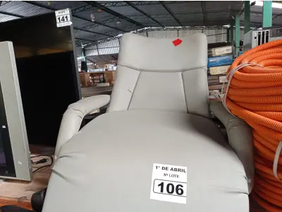 LOTE 106 - 01 POLTRONA PARA DESCANSO RECLINÁVEL. (NO ESTADO) ATENÇÃO! FAZER A VISITAÇÃO ANTES DE ARREMATAR, NÃO SABEMOS SE FUNCIONA. LEILÃO NÃO TEM GARANTIA E NEM DEVOLUÇÃO, SUJEITO A POSSÍVEIS AVARIAS VISÍVEIS/OCULTAS E/OU AUSÊNCIA DE COMPONENTES.