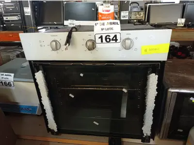LOTE 164 - 01 FORNO ELÉTRICO DE EMBUTIR. (NO ESTADO) ATENÇÃO! FAZER A VISITAÇÃO ANTES DE ARREMATAR, NÃO SABEMOS SE FUNCIONA. LEILÃO NÃO TEM GARANTIA E NEM DEVOLUÇÃO, SUJEITO A POSSÍVEIS AVARIAS VISÍVEIS/OCULTAS E/OU AUSÊNCIA DE COMPONENTES.