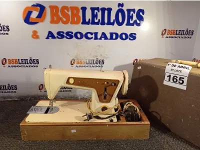 LOTE 165 - 01 MÁQUINA DE COSTURA MARCA SINGER. (NO ESTADO) ATENÇÃO! FAZER A VISITAÇÃO ANTES DE ARREMATAR, NÃO SABEMOS SE FUNCIONA. LEILÃO NÃO TEM GARANTIA E NEM DEVOLUÇÃO, SUJEITO A POSSÍVEIS AVARIAS VISÍVEIS/OCULTAS E/OU AUSÊNCIA DE COMPONENTES.