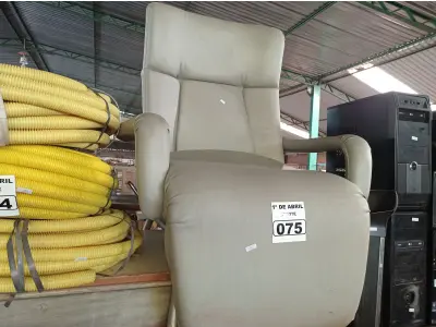 LOTE 075 - 01 POLTRONA PARA DESCANSO RECLINÁVEL. (NO ESTADO) ATENÇÃO! FAZER A VISITAÇÃO ANTES DE ARREMATAR, NÃO SABEMOS SE FUNCIONA. LEILÃO NÃO TEM GARANTIA E NEM DEVOLUÇÃO, SUJEITO A POSSÍVEIS AVARIAS VISÍVEIS/OCULTAS E/OU AUSÊNCIA DE COMPONENTES.