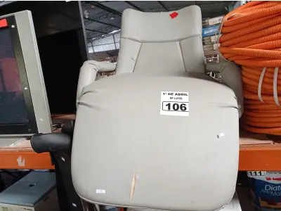 LOTE 106 - 01 POLTRONA PARA DESCANSO RECLINÁVEL. (NO ESTADO) ATENÇÃO! FAZER A VISITAÇÃO ANTES DE ARREMATAR, NÃO SABEMOS SE FUNCIONA. LEILÃO NÃO TEM GARANTIA E NEM DEVOLUÇÃO, SUJEITO A POSSÍVEIS AVARIAS VISÍVEIS/OCULTAS E/OU AUSÊNCIA DE COMPONENTES.