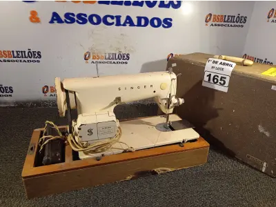 LOTE 165 - 01 MÁQUINA DE COSTURA MARCA SINGER. (NO ESTADO) ATENÇÃO! FAZER A VISITAÇÃO ANTES DE ARREMATAR, NÃO SABEMOS SE FUNCIONA. LEILÃO NÃO TEM GARANTIA E NEM DEVOLUÇÃO, SUJEITO A POSSÍVEIS AVARIAS VISÍVEIS/OCULTAS E/OU AUSÊNCIA DE COMPONENTES.