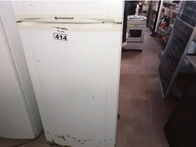 LOTE 414 - 01 GELADEIRA MARCA CONTINENTAL 220V. (NO ESTADO) ATENÇÃO! FAZER A VISITAÇÃO ANTES DE ARREMATAR, NÃO SABEMOS SE FUNCIONA. LEILÃO NÃO TEM GARANTIA E NEM DEVOLUÇÃO, SUJEITO A POSSÍVEIS AVARIAS VISÍVEIS/OCULTAS E/OU AUSÊNCIA DE COMPONENTES.