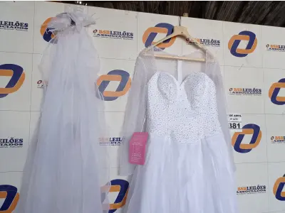 LOTE 381 - 01 VESTIDO DE NOIVA. (NO ESTADO) ATENÇÃO! FAZER A VISITAÇÃO ANTES DE ARREMATAR, NÃO SABEMOS SE FUNCIONA. LEILÃO NÃO TEM GARANTIA E NEM DEVOLUÇÃO, SUJEITO A POSSÍVEIS AVARIAS VISÍVEIS/OCULTAS E/OU AUSÊNCIA DE COMPONENTES.