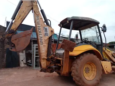 LOTE 536 - 01 RETROESCAVADEIRA NEW HOLLAND  LB90 4x2 2010 , VIDROS QUEBRADOS TEM OS RESERVAS. 02 PNEUS DIANTEIROS  (NO ESTADO)