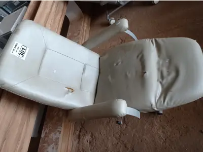 LOTE 301 - 01 POLTRONA PARA DESCANSO RECLINÁVEL. (NO ESTADO) ATENÇÃO! FAZER A VISITAÇÃO ANTES DE ARREMATAR, NÃO SABEMOS SE FUNCIONA. LEILÃO NÃO TEM GARANTIA E NEM DEVOLUÇÃO, SUJEITO A POSSÍVEIS AVARIAS VISÍVEIS/OCULTAS E/OU AUSÊNCIA DE COMPONENTES.