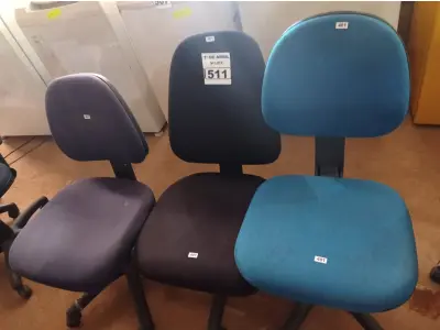 LOTE 511 - 03 CADEIRAS DE ESCRITÓRIO COM BASE GIRATÓRIA. (NO ESTADO) ATENÇÃO! FAZER A VISITAÇÃO ANTES DE ARREMATAR, NÃO SABEMOS SE FUNCIONA. LEILÃO NÃO TEM GARANTIA E NEM DEVOLUÇÃO, SUJEITO A POSSÍVEIS AVARIAS VISÍVEIS/OCULTAS E/OU AUSÊNCIA DE COMPONENTES.