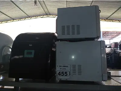 LOTE 455 - 01 MÁQUINA DE GELO E 02 MICRO-ONDAS. (NO ESTADO) ATENÇÃO! FAZER A VISITAÇÃO ANTES DE ARREMATAR, NÃO SABEMOS SE FUNCIONA. LEILÃO NÃO TEM GARANTIA E NEM DEVOLUÇÃO, SUJEITO A POSSÍVEIS AVARIAS VISÍVEIS/OCULTAS E/OU AUSÊNCIA DE COMPONENTES.