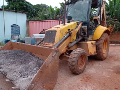 LOTE 536 - 01 RETROESCAVADEIRA NEW HOLLAND  LB90 4x2 2010 , VIDROS QUEBRADOS TEM OS RESERVAS. 02 PNEUS DIANTEIROS  (NO ESTADO)