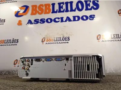 LOTE 321 - 01 PROJETOR MULTIMIDIA MARCA HITACHI. (NO ESTADO) ATENÇÃO! FAZER A VISITAÇÃO ANTES DE ARREMATAR, NÃO SABEMOS SE FUNCIONA. LEILÃO NÃO TEM GARANTIA E NEM DEVOLUÇÃO, SUJEITO A POSSÍVEIS AVARIAS VISÍVEIS/OCULTAS E/OU AUSÊNCIA DE COMPONENTES.