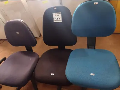 LOTE 511 - 03 CADEIRAS DE ESCRITÓRIO COM BASE GIRATÓRIA. (NO ESTADO) ATENÇÃO! FAZER A VISITAÇÃO ANTES DE ARREMATAR, NÃO SABEMOS SE FUNCIONA. LEILÃO NÃO TEM GARANTIA E NEM DEVOLUÇÃO, SUJEITO A POSSÍVEIS AVARIAS VISÍVEIS/OCULTAS E/OU AUSÊNCIA DE COMPONENTES.