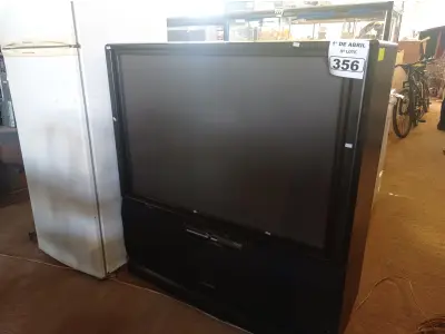 LOTE 356 - 01 TV MARCA PIONNER 110V. (NO ESTADO) ATENÇÃO! FAZER A VISITAÇÃO ANTES DE ARREMATAR, NÃO SABEMOS SE FUNCIONA. LEILÃO NÃO TEM GARANTIA E NEM DEVOLUÇÃO, SUJEITO A POSSÍVEIS AVARIAS VISÍVEIS/OCULTAS E/OU AUSÊNCIA DE COMPONENTES.