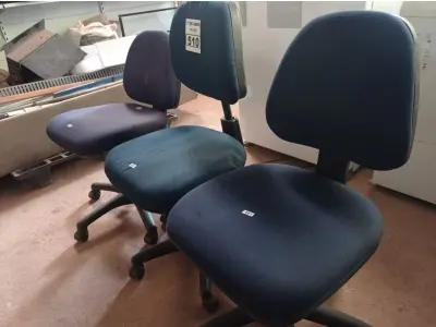 LOTE 510 - 03 CADEIRAS DE ESCRITÓRIO COM BASE GIRATÓRIA. (NO ESTADO) ATENÇÃO! FAZER A VISITAÇÃO ANTES DE ARREMATAR, NÃO SABEMOS SE FUNCIONA. LEILÃO NÃO TEM GARANTIA E NEM DEVOLUÇÃO, SUJEITO A POSSÍVEIS AVARIAS VISÍVEIS/OCULTAS E/OU AUSÊNCIA DE COMPONENTES.
