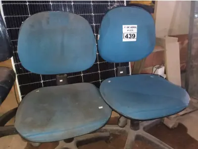 LOTE 439 - 02 CADEIRAS DE ESCRITÓRIO COM BASE GIRATÓRIA. (NO ESTADO) ATENÇÃO! FAZER A VISITAÇÃO ANTES DE ARREMATAR, NÃO SABEMOS SE FUNCIONA. LEILÃO NÃO TEM GARANTIA E NEM DEVOLUÇÃO, SUJEITO A POSSÍVEIS AVARIAS VISÍVEIS/OCULTAS E/OU AUSÊNCIA DE COMPONENTES.