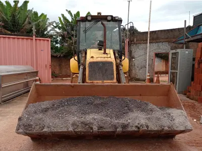 LOTE 536 - 01 RETROESCAVADEIRA NEW HOLLAND  LB90 4x2 2010 , VIDROS QUEBRADOS TEM OS RESERVAS. 02 PNEUS DIANTEIROS  (NO ESTADO)
