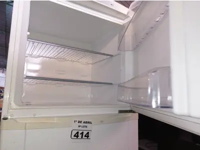 LOTE 414 - 01 GELADEIRA MARCA CONTINENTAL 220V. (NO ESTADO) ATENÇÃO! FAZER A VISITAÇÃO ANTES DE ARREMATAR, NÃO SABEMOS SE FUNCIONA. LEILÃO NÃO TEM GARANTIA E NEM DEVOLUÇÃO, SUJEITO A POSSÍVEIS AVARIAS VISÍVEIS/OCULTAS E/OU AUSÊNCIA DE COMPONENTES.