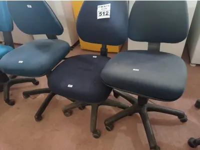 LOTE 512 - 03 CADEIRAS DE ESCRITÓRIO COM BASE GIRATÓRIA. (NO ESTADO) ATENÇÃO! FAZER A VISITAÇÃO ANTES DE ARREMATAR, NÃO SABEMOS SE FUNCIONA. LEILÃO NÃO TEM GARANTIA E NEM DEVOLUÇÃO, SUJEITO A POSSÍVEIS AVARIAS VISÍVEIS/OCULTAS E/OU AUSÊNCIA DE COMPONENTES.