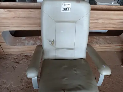 LOTE 301 - 01 POLTRONA PARA DESCANSO RECLINÁVEL. (NO ESTADO) ATENÇÃO! FAZER A VISITAÇÃO ANTES DE ARREMATAR, NÃO SABEMOS SE FUNCIONA. LEILÃO NÃO TEM GARANTIA E NEM DEVOLUÇÃO, SUJEITO A POSSÍVEIS AVARIAS VISÍVEIS/OCULTAS E/OU AUSÊNCIA DE COMPONENTES.