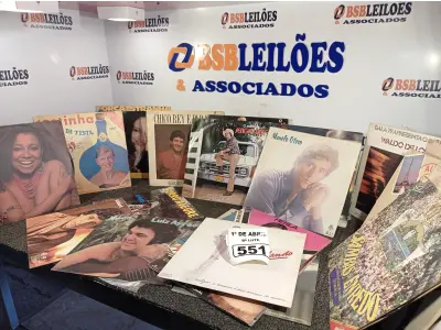 LOTE 551 - 01 LOTE  C/ APROXIMADAMENTE 27 DISCOS DE VINIL DIVERSOS. (NO ESTADO) ATENÇÃO! FAZER A VISITAÇÃO ANTES DE ARREMATAR, NÃO SABEMOS SE FUNCIONA. LEILÃO NÃO TEM GARANTIA E NEM DEVOLUÇÃO, SUJEITO A POSSÍVEIS AVARIAS VISÍVEIS/OCULTAS E/OU AUSÊNCIA DE COMPONENTES.