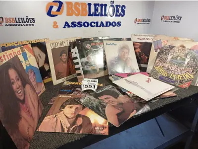 LOTE 551 - 01 LOTE  C/ APROXIMADAMENTE 27 DISCOS DE VINIL DIVERSOS. (NO ESTADO) ATENÇÃO! FAZER A VISITAÇÃO ANTES DE ARREMATAR, NÃO SABEMOS SE FUNCIONA. LEILÃO NÃO TEM GARANTIA E NEM DEVOLUÇÃO, SUJEITO A POSSÍVEIS AVARIAS VISÍVEIS/OCULTAS E/OU AUSÊNCIA DE COMPONENTES.