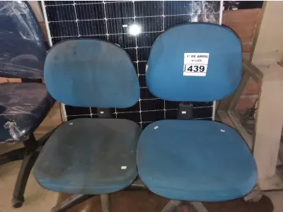 LOTE 439 - 02 CADEIRAS DE ESCRITÓRIO COM BASE GIRATÓRIA. (NO ESTADO) ATENÇÃO! FAZER A VISITAÇÃO ANTES DE ARREMATAR, NÃO SABEMOS SE FUNCIONA. LEILÃO NÃO TEM GARANTIA E NEM DEVOLUÇÃO, SUJEITO A POSSÍVEIS AVARIAS VISÍVEIS/OCULTAS E/OU AUSÊNCIA DE COMPONENTES.