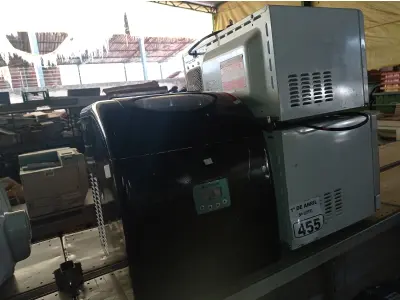 LOTE 455 - 01 MÁQUINA DE GELO E 02 MICRO-ONDAS. (NO ESTADO) ATENÇÃO! FAZER A VISITAÇÃO ANTES DE ARREMATAR, NÃO SABEMOS SE FUNCIONA. LEILÃO NÃO TEM GARANTIA E NEM DEVOLUÇÃO, SUJEITO A POSSÍVEIS AVARIAS VISÍVEIS/OCULTAS E/OU AUSÊNCIA DE COMPONENTES.