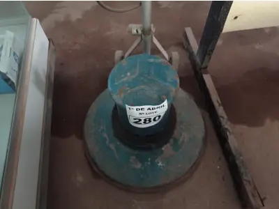 LOTE 280 - 01 ENCERADEIRA INDUSTRIAL. (NO ESTADO) ATENÇÃO! FAZER A VISITAÇÃO ANTES DE ARREMATAR, NÃO SABEMOS SE FUNCIONA. LEILÃO NÃO TEM GARANTIA E NEM DEVOLUÇÃO, SUJEITO A POSSÍVEIS AVARIAS VISÍVEIS/OCULTAS E/OU AUSÊNCIA DE COMPONENTES.