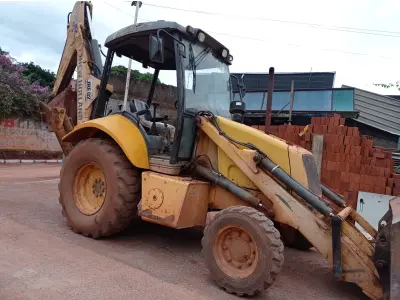 LOTE 536 - 01 RETROESCAVADEIRA NEW HOLLAND  LB90 4x2 2010 , VIDROS QUEBRADOS TEM OS RESERVAS. 02 PNEUS DIANTEIROS  (NO ESTADO)