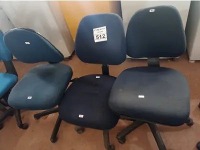 LOTE 512 - 03 CADEIRAS DE ESCRITÓRIO COM BASE GIRATÓRIA. (NO ESTADO) ATENÇÃO! FAZER A VISITAÇÃO ANTES DE ARREMATAR, NÃO SABEMOS SE FUNCIONA. LEILÃO NÃO TEM GARANTIA E NEM DEVOLUÇÃO, SUJEITO A POSSÍVEIS AVARIAS VISÍVEIS/OCULTAS E/OU AUSÊNCIA DE COMPONENTES.
