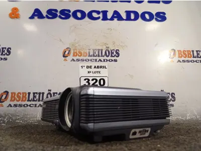 LOTE 320 - 01 PROJETOR MULTIMIDIA MARCA BENQ. (NO ESTADO) ATENÇÃO! FAZER A VISITAÇÃO ANTES DE ARREMATAR, NÃO SABEMOS SE FUNCIONA. LEILÃO NÃO TEM GARANTIA E NEM DEVOLUÇÃO, SUJEITO A POSSÍVEIS AVARIAS VISÍVEIS/OCULTAS E/OU AUSÊNCIA DE COMPONENTES.